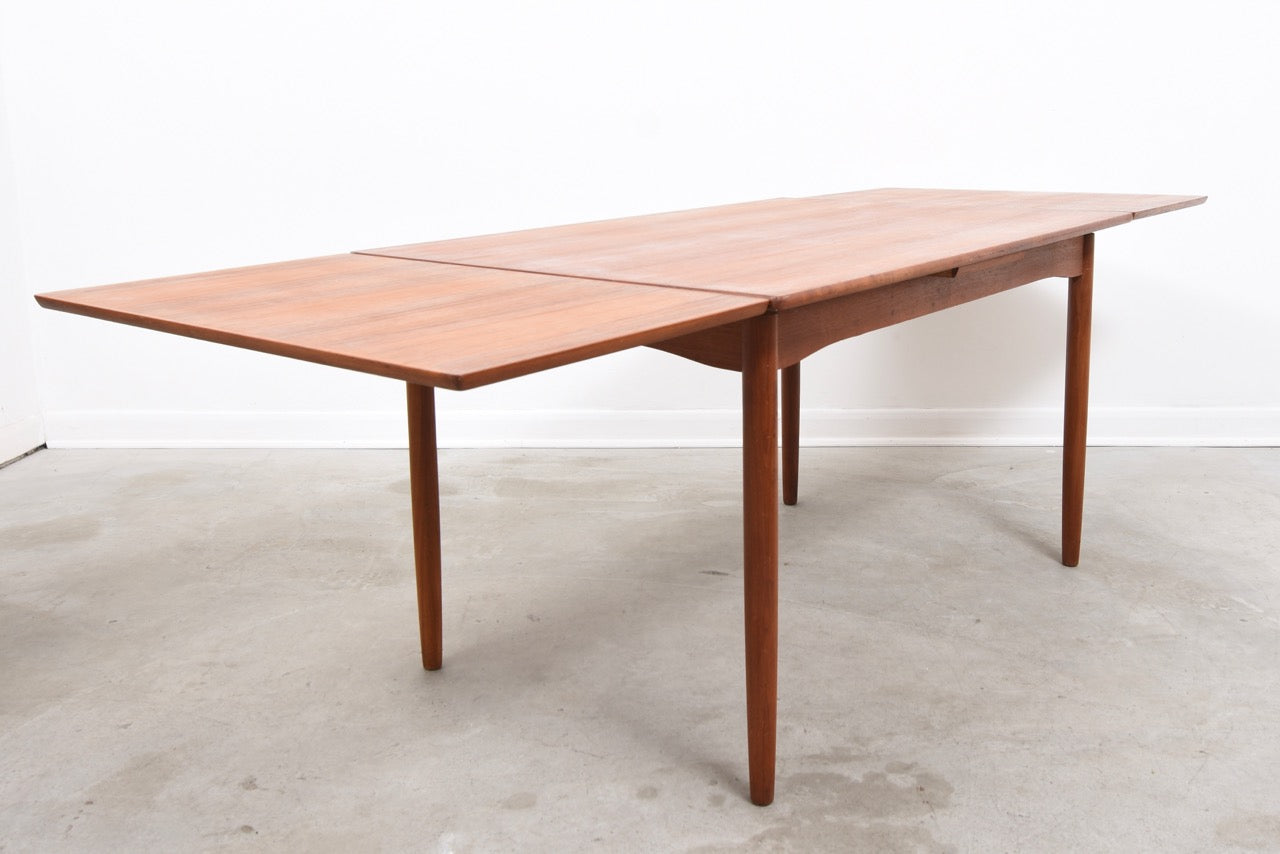 Extending rectangular dining table in teak