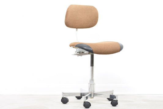 Height-adjustable task chair by Vela