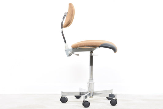 Height-adjustable task chair by Vela