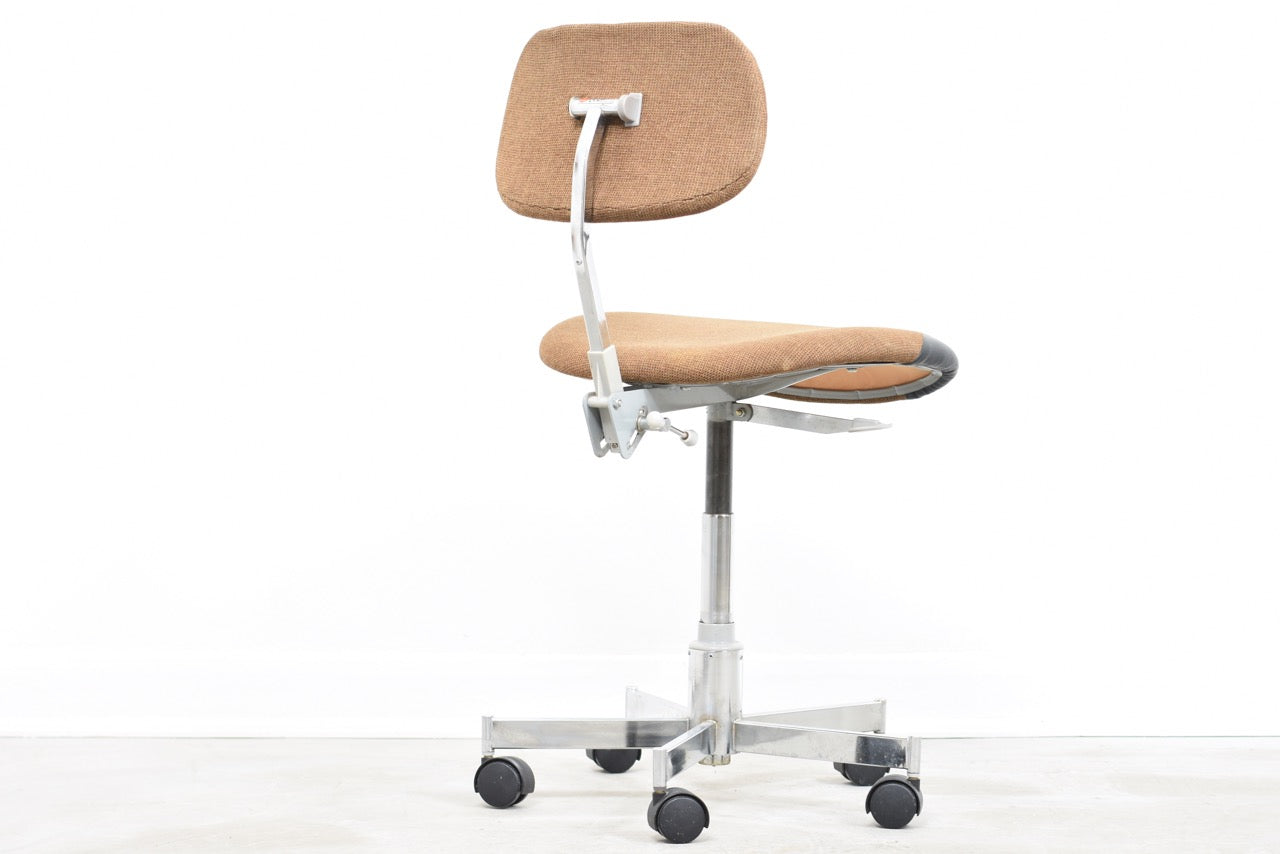 Height-adjustable task chair by Vela