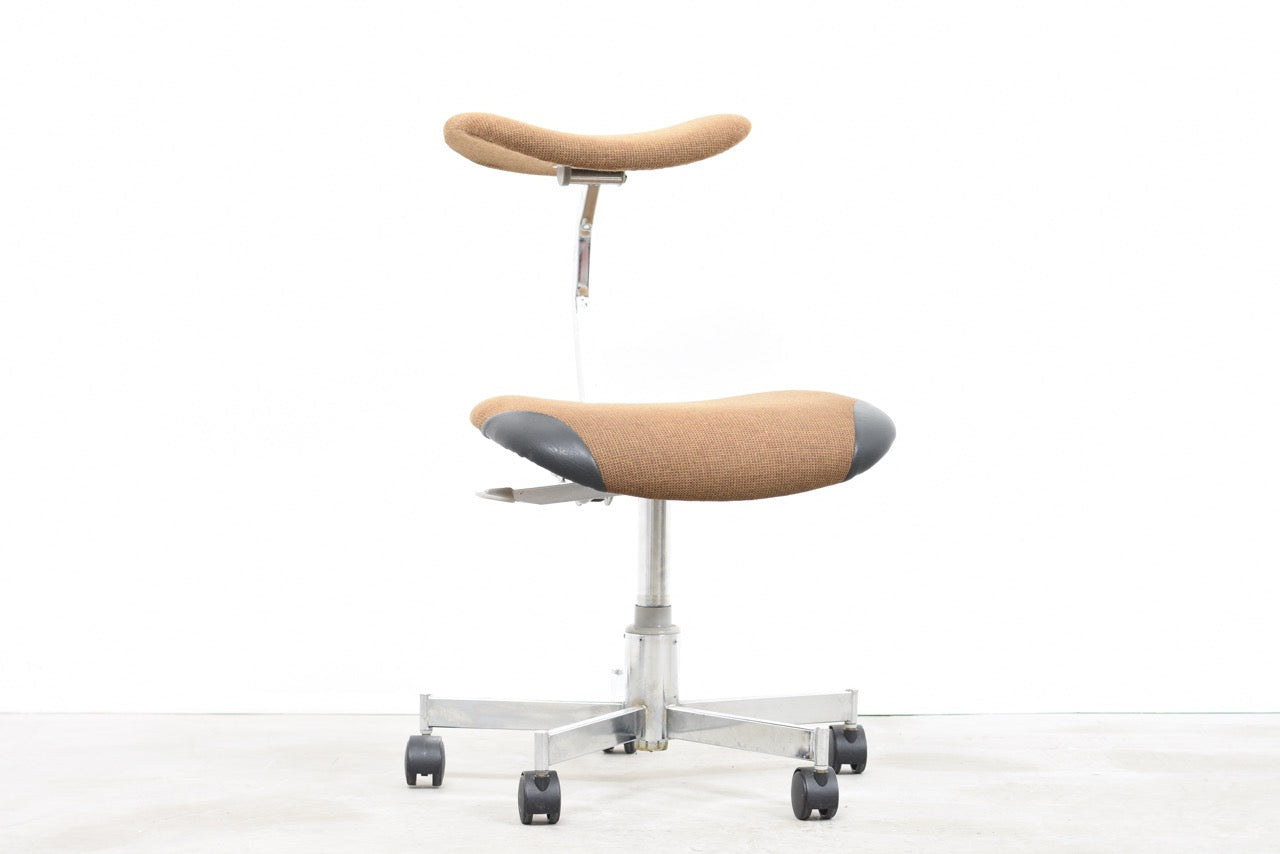 Height-adjustable task chair by Vela
