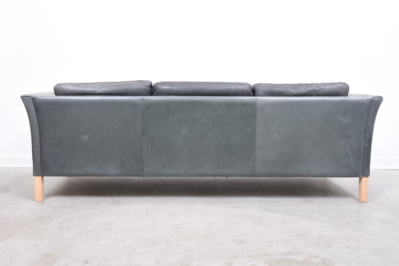 Grey leather sofa by Mogens Hansen