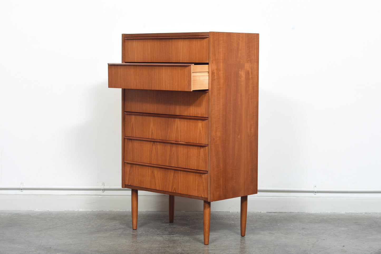 Narrow chest of six drawers