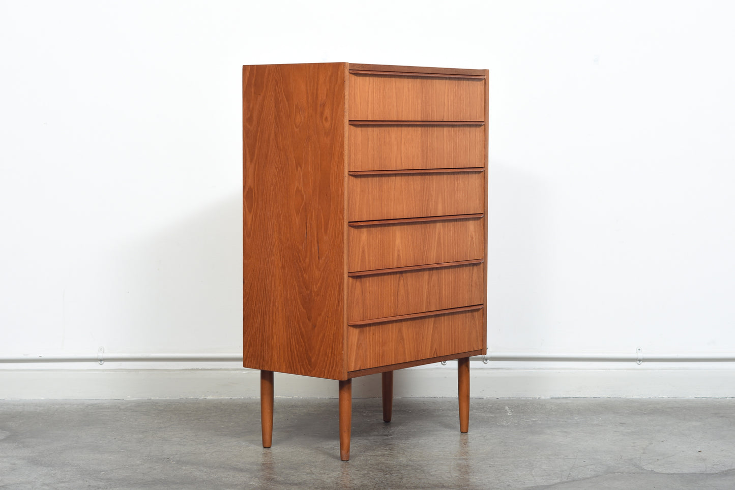 Narrow chest of six drawers