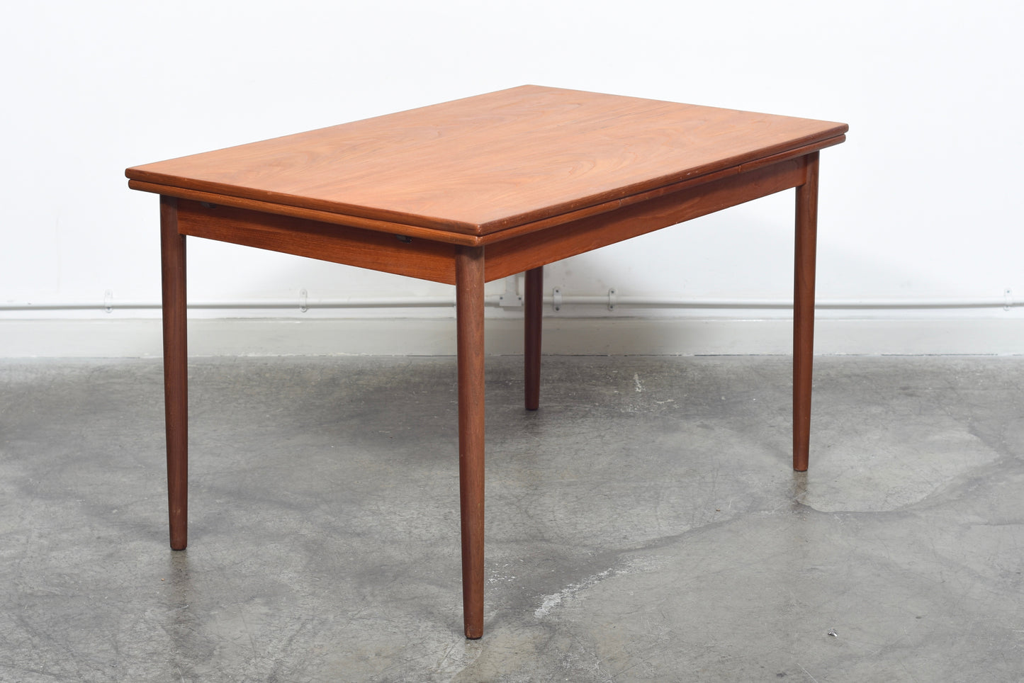 Extending dining table in teak