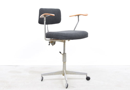 Height-adjustable task chair by Labofa