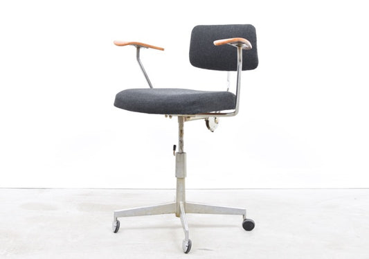 Height-adjustable task chair by Labofa