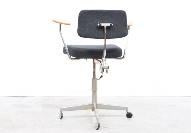 Height-adjustable task chair by Labofa