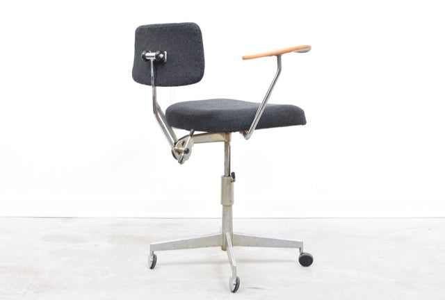 Height-adjustable task chair by Labofa
