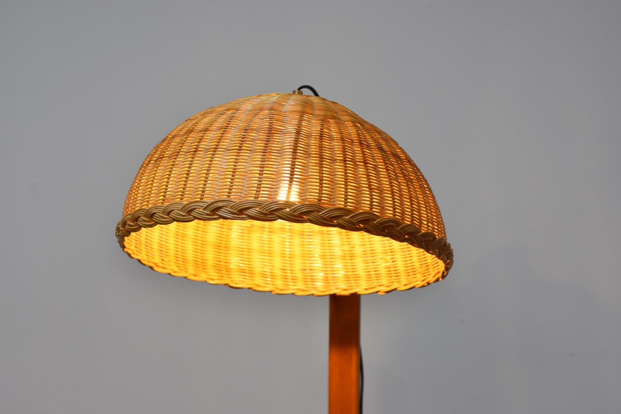 Floor lamp with wicker shade by Ateljé Lyktan
