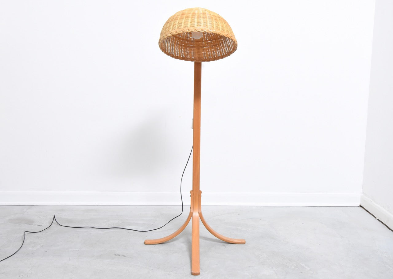 Floor lamp with wicker shade by Ateljé Lyktan
