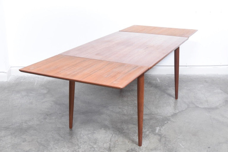 Extending dining table with splayed legs