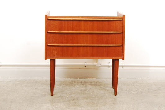 Short chest of three drawers