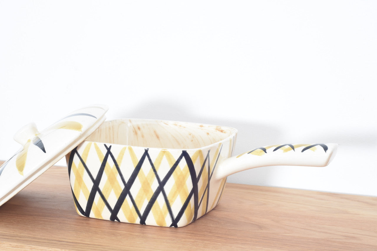 Ceramic sauce pot