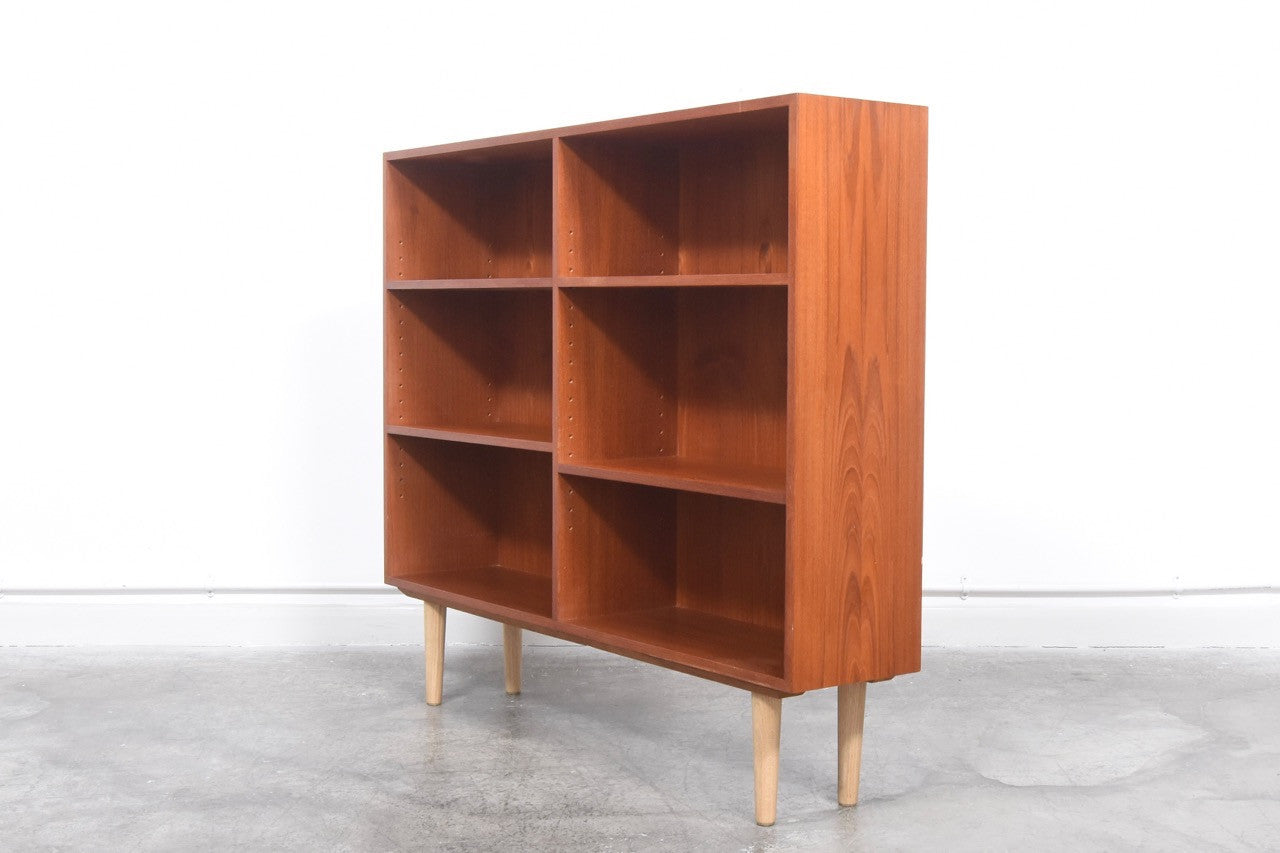 Freestanding teak book shelf (M)