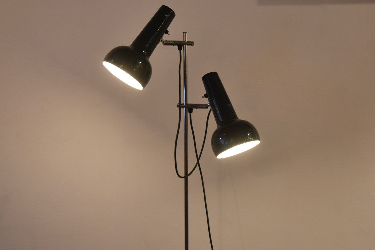 Height adjustable floor lamp