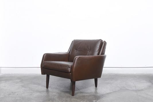 Low back leather lounge chair