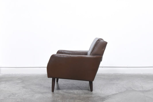 Low back leather lounge chair