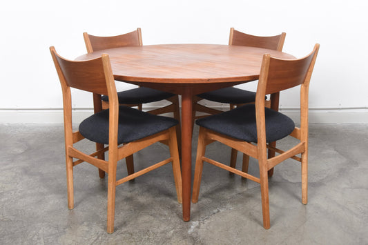 Extending round dining table