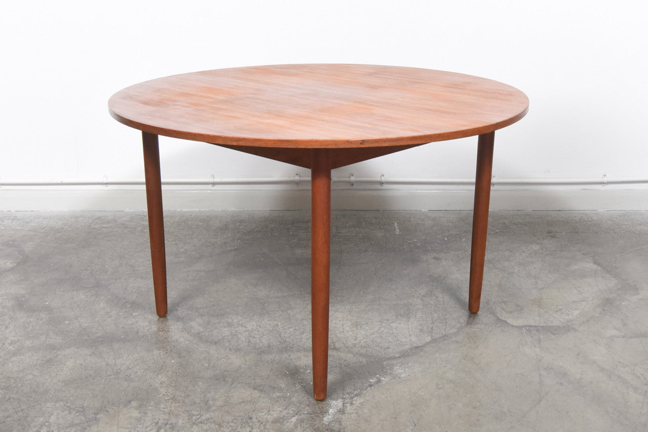 Extending round dining table