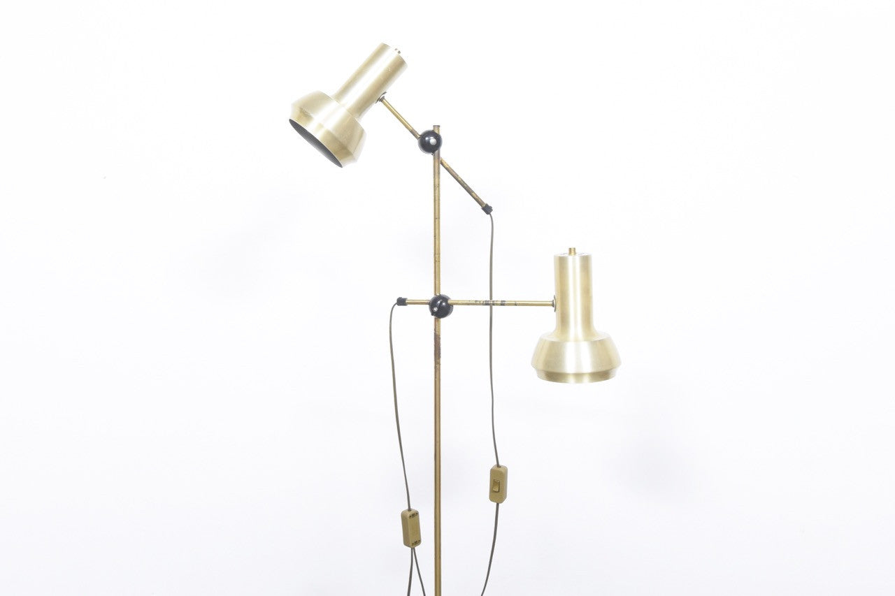 Height adjustable twin-headed floor lamp