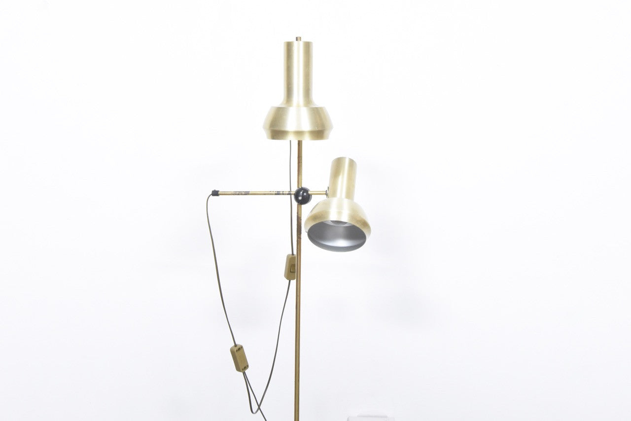 Height adjustable twin-headed floor lamp