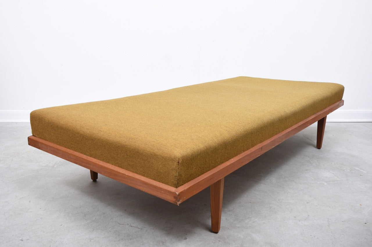 Daybed with removable back rest