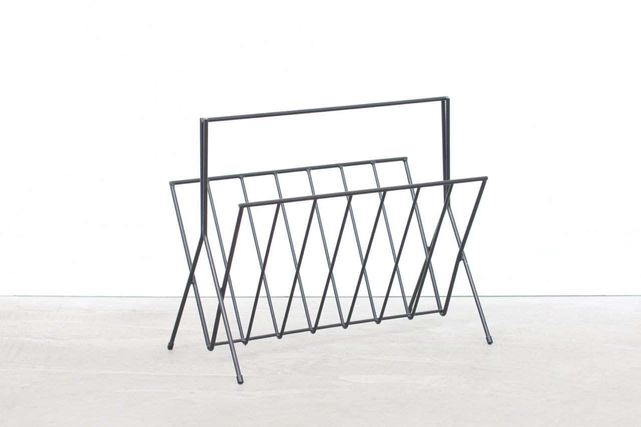 Wire magazine stand