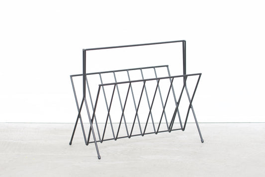 Wire magazine stand