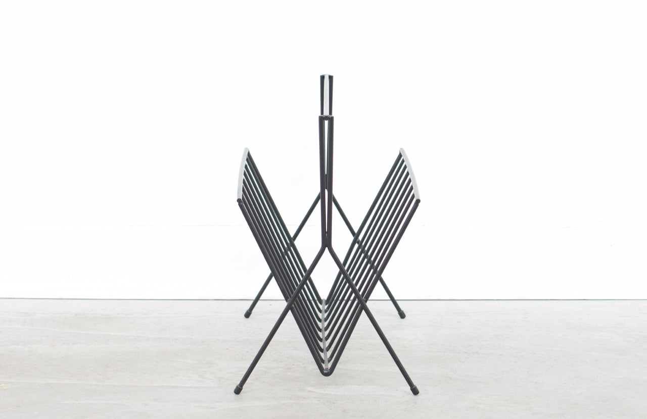 Wire magazine stand