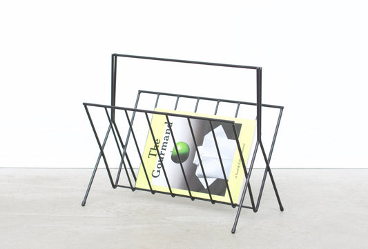 Wire magazine stand