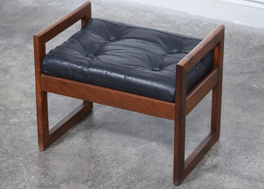 Angular foot stool in teak