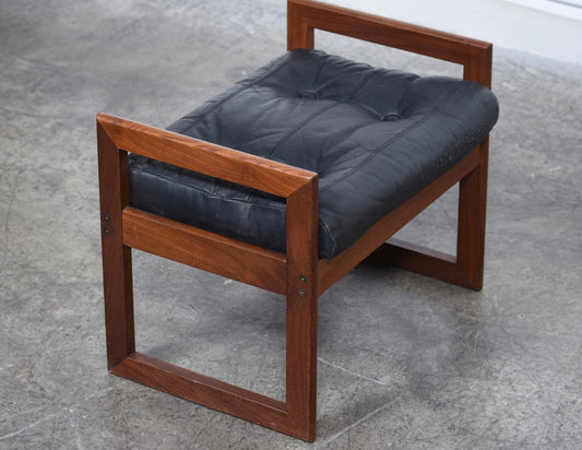 Angular foot stool in teak