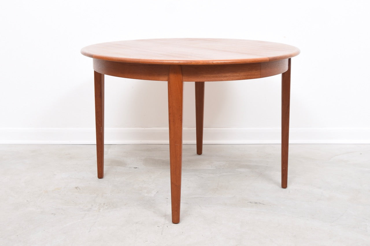 Round dining table in teak