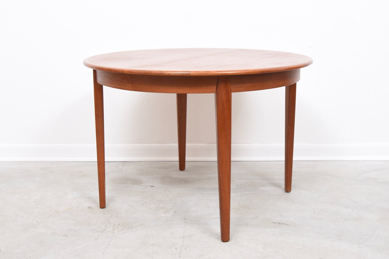 Round dining table in teak