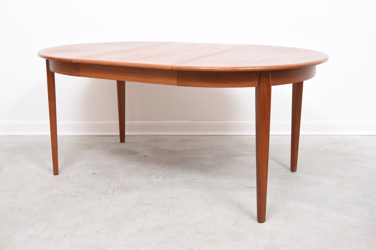 Round dining table in teak