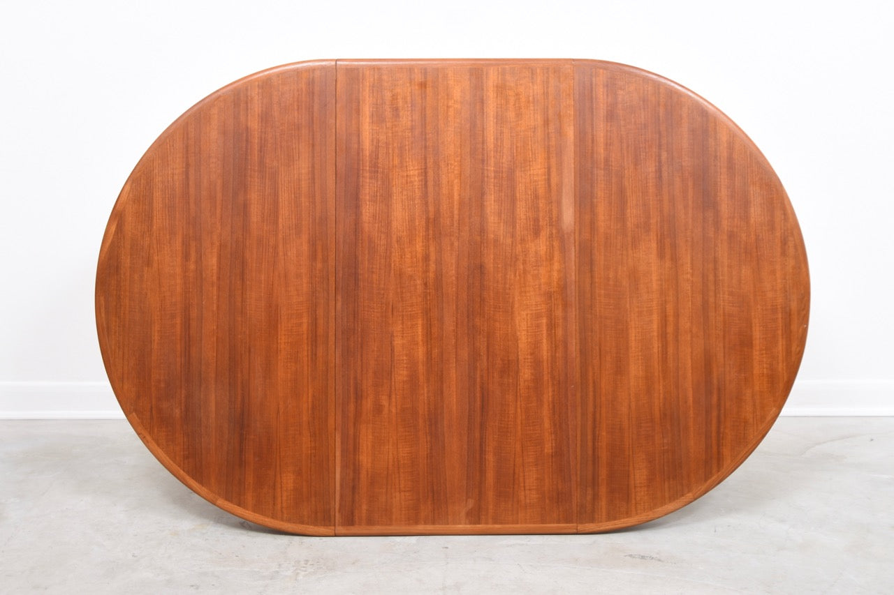 Round dining table in teak