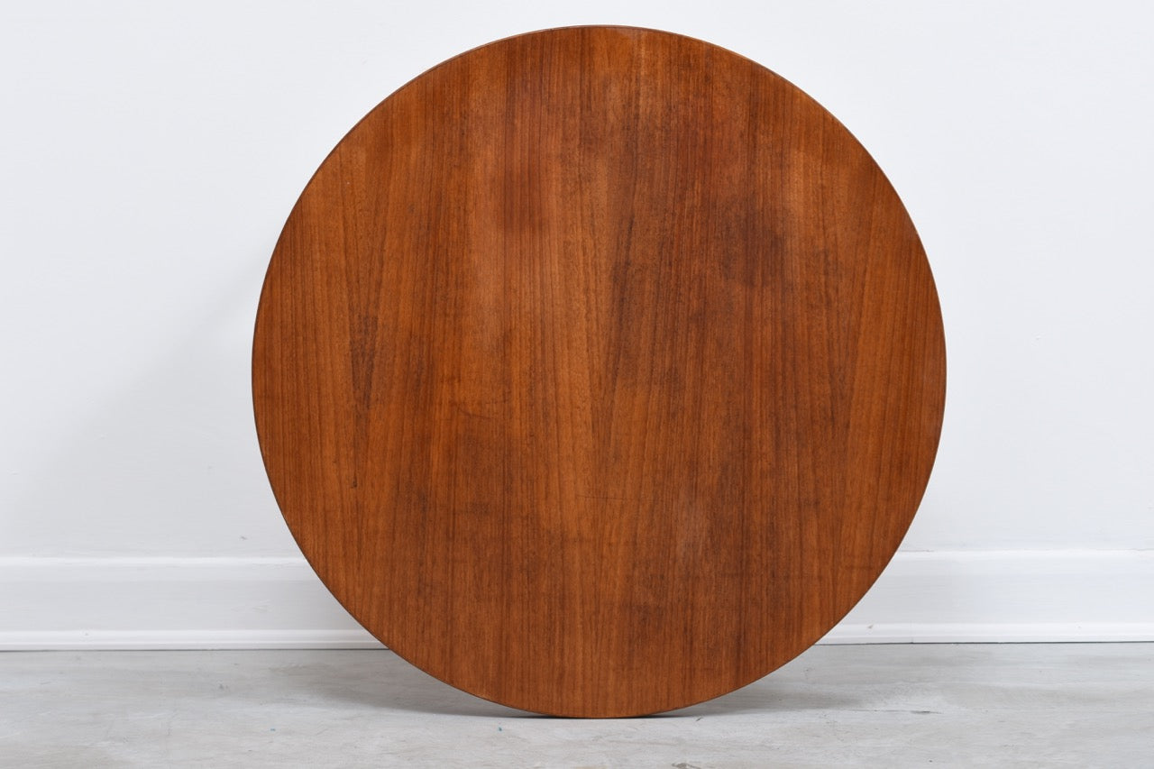 Round side table in teak