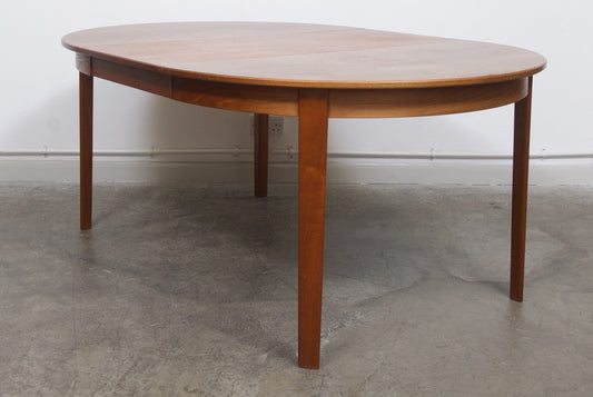 Extending dining table by Omann Jun