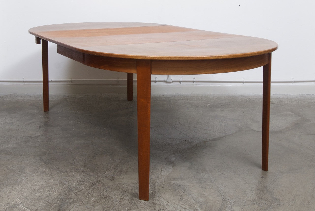 Extending dining table by Omann Jun