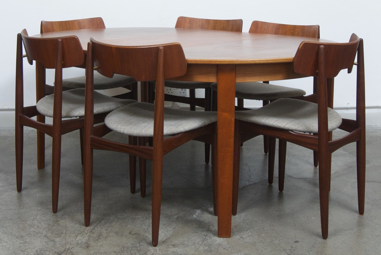 Extending dining table by Omann Jun