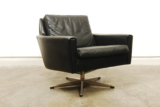 Low back leather lounger on swivel base