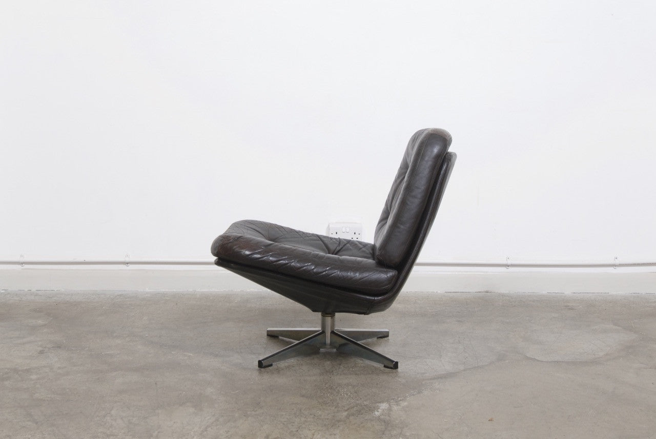 Low leather lounger by Farstrup