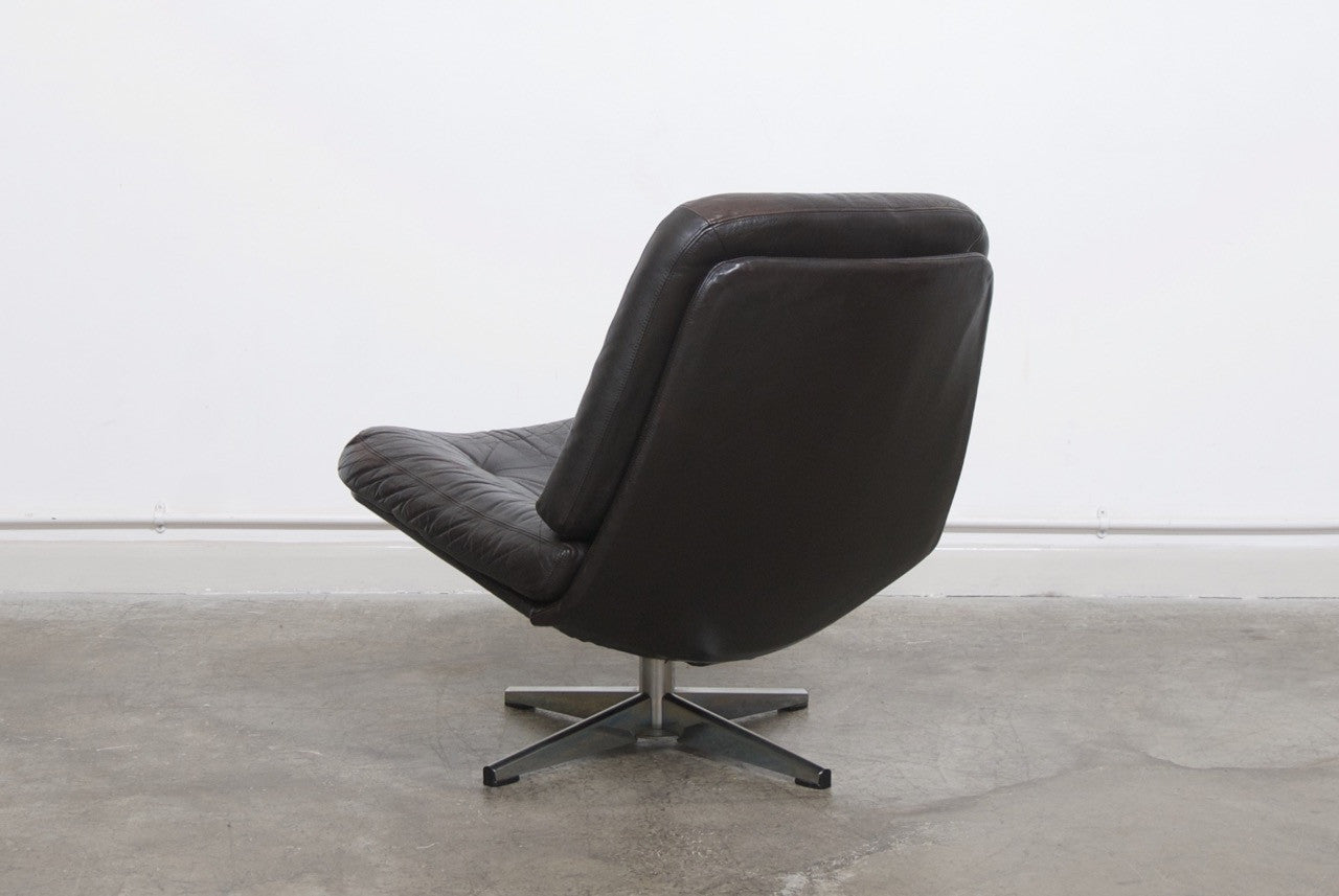 Low leather lounger by Farstrup