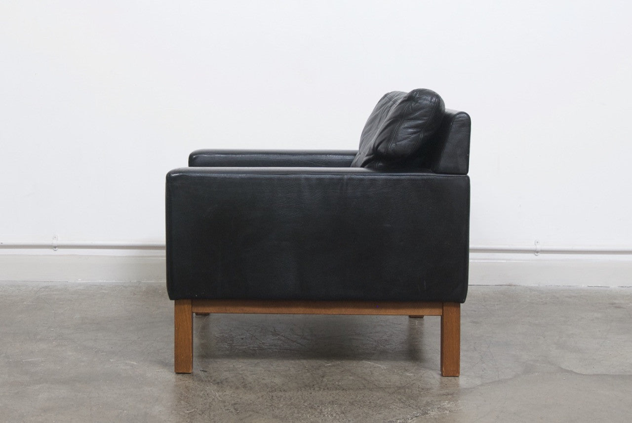 Leather lounger by Peem