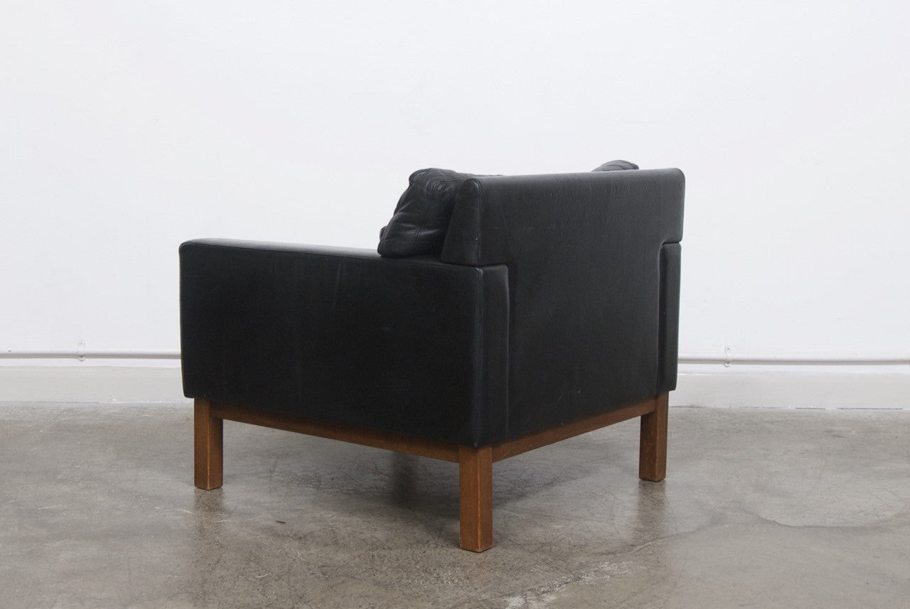 Leather lounger by Peem