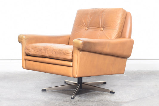 Skipper lounge chair on swivel base