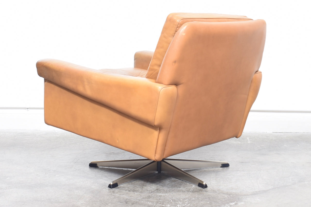 Skipper lounge chair on swivel base