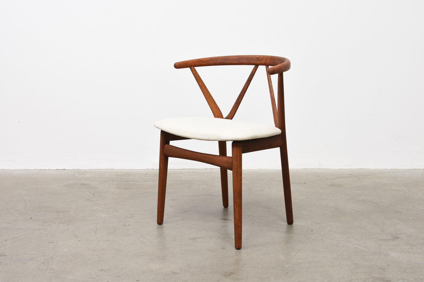 Model 225 chair by Henning Kjærnulf