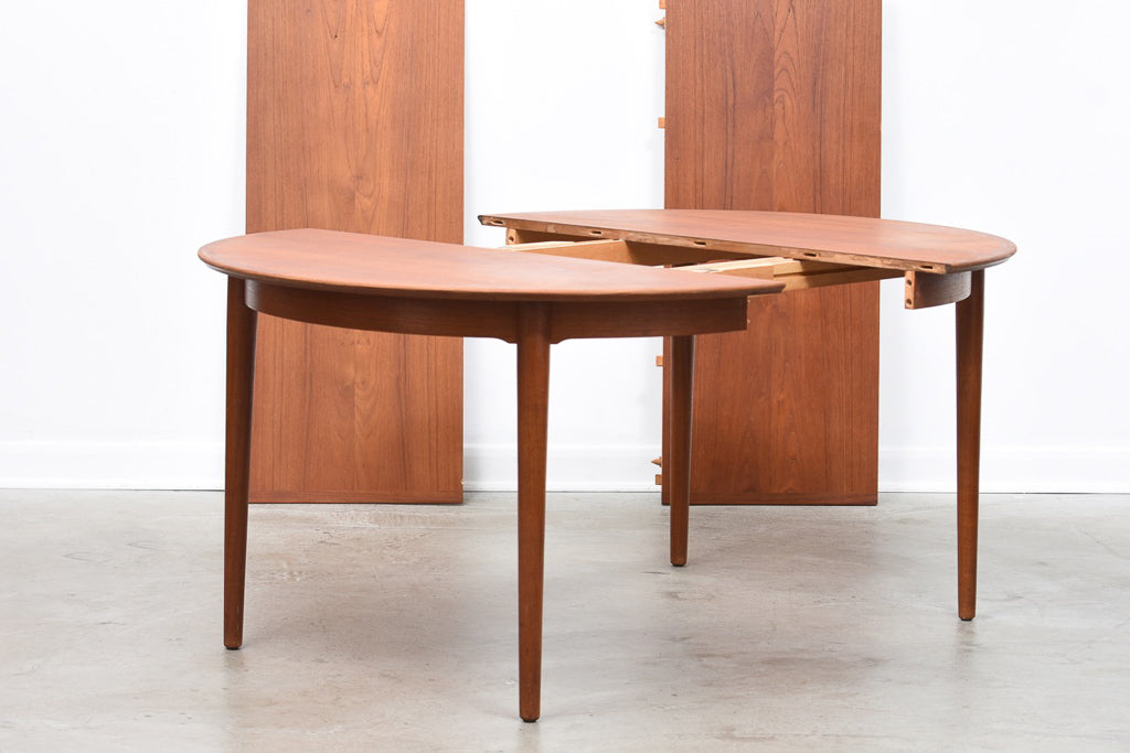 Model 204 extending dining table by Sibast